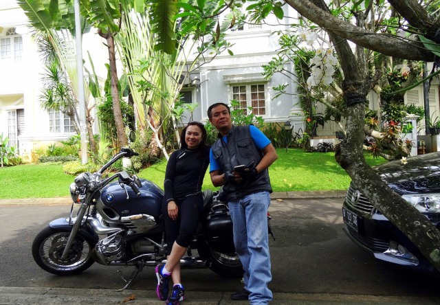 Saya dan istri foto di depan rumah bersama si Boxer R1200C