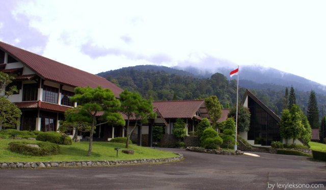 Javana Resort & Spa saya foto dengan latar belakang gunung Salak